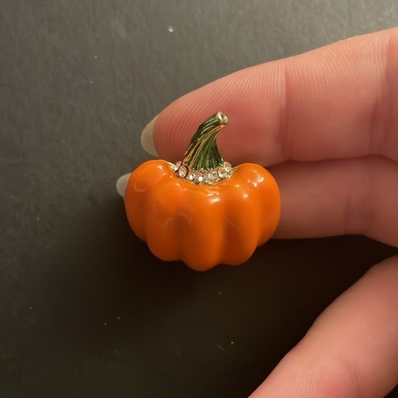 MACY'S ORANGE PUMPKIN enamel brooch - Picture 2 of 3